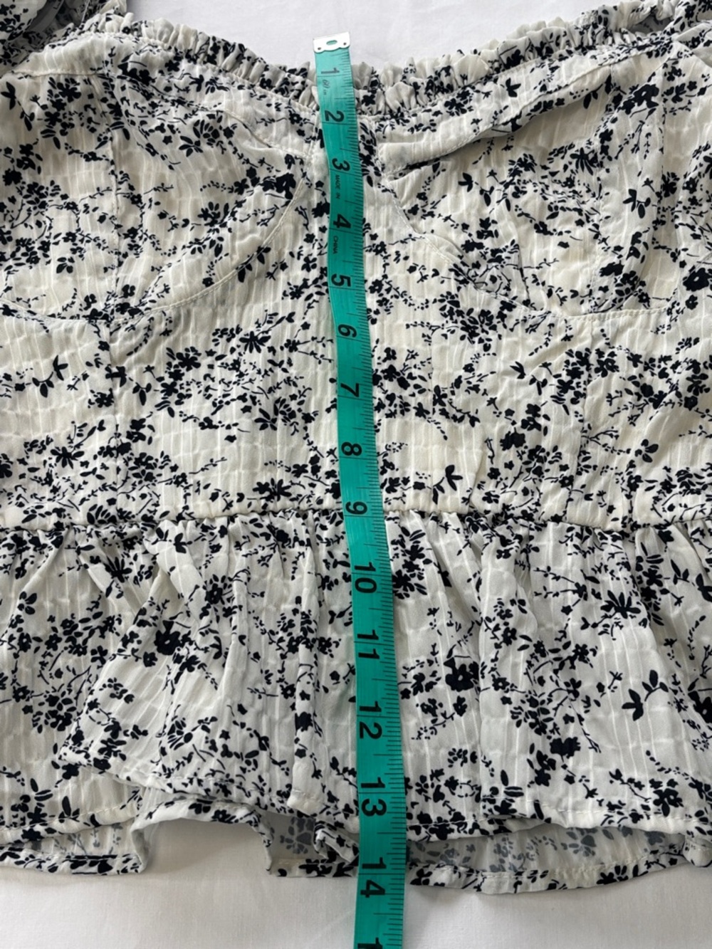 🤍 Lulu’s Smocked Peplum Top Women's Small Black White Floral Puff Sleeve NWT 🤍 - Picture 11 of 12